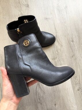 Tory Burch Brown Junction Ankle
Block Heel Boots Size 7.5M